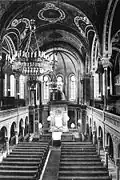 Intérieur de la synagogue – vue générale. Photo de Bronisław Wilkoszewski (1847-1901)
