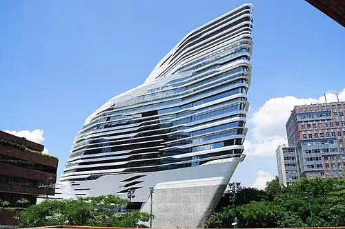 Le Jockey Club Innovation Tower&nbsp;(en), à Hong Kong (par Zaha Hadid, 2013).