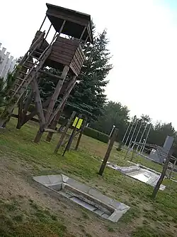 Reconstitution du tunnel « Harry » devant le musée.