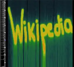 Le mot"Wikipedia" en jaune sur fond bleu-noir