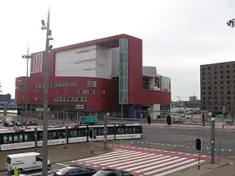 La place Wilhelmina et le théâtre Luxor (bâtiment rouge).