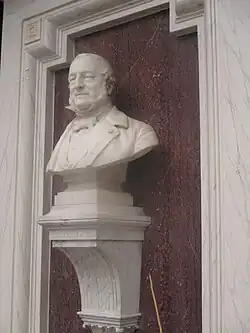 Buste de William Galignani, dans le jardin d'hiver de la fondation.