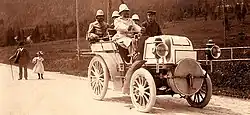 Photo d'Emil Jellinek conduisant une Daimler Phoenix.