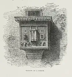 Fenêtre grillagée à moucharabieh dépassant du côté d'un bâtiment du harem, Égypte