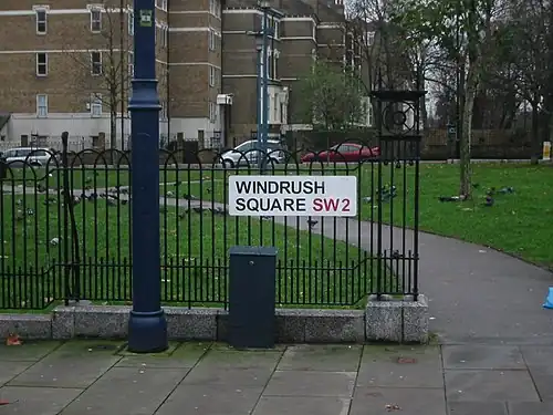 Windrush Square&nbsp;(en), Brixton centre,renommé ainsi en 1998 pour le 50e anniversaire de l'arrivée du bateau