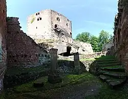 Piliers et nouvel escalier pour accéder au palais supérieur.