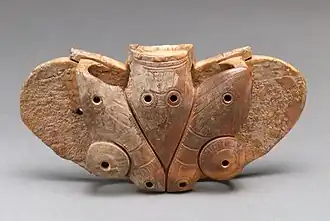 Objet ailé en ivoire de morse, probablement un contrepoids de harpon. Période estimée : entre 100 apr. J.-C. et 300 apr. J.-C..