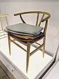 Chaise Wishbone avec housses de siège accessoires exposées