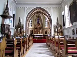 Vue intérieure de la nefvers le chœur.