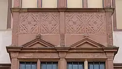 Détails des reliefs de l'oriel.