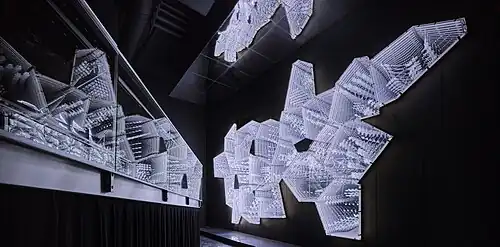 Installation lumineuse, miroirs. Lee Bul, 2015.