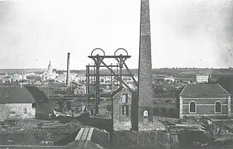 Le premier chevalement en bois.