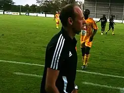 Yann Lachuer sur la touche d’un terrain de football.