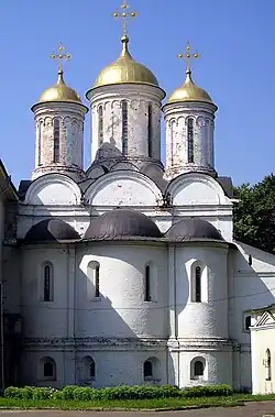 Les trois absides : le diaconicon, la prothésis, avec l'autel au centre.