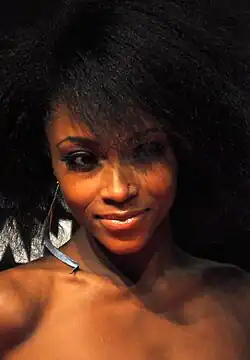 Yaya DaCosta interprète l'infirmière April Sexton.