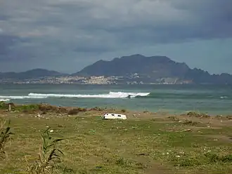 Vue sur Béjaïa et le mont Yemma Gouraya en arrière-plan.