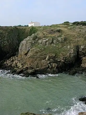 Falaise en contrebas de la chapelle de la Meule sur l'île d'Yeu.