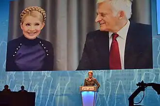 Ievhenya Tymochenko s'exprimant sur la détention de sa mère à un congrès du PPE (Marseille, 2011).