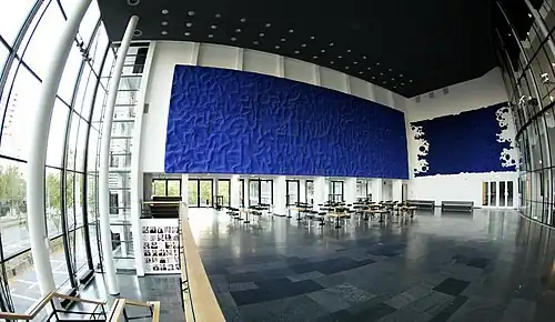 Yves Klein, Relief éponge, 1959, au théâtre de Gelsenkirchen&nbsp;(de).