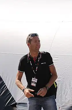 Photo en couleur d'un homme debout.