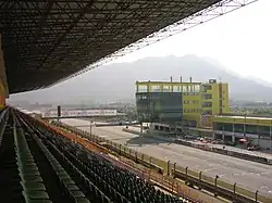 Les bureaux et la voie des stands.