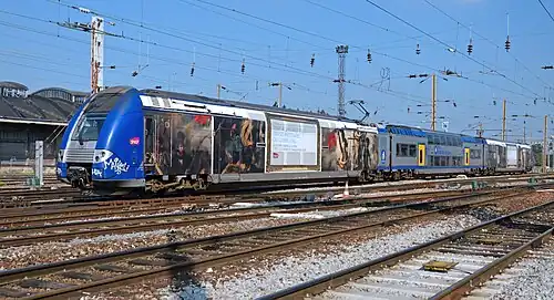 Pelliculage Musée Louvre-Lens. La rame 638 du TER Nord-Pas-de-Calais au départ d'Amiens.