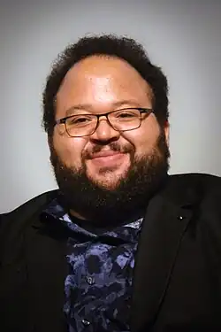 Zach Cherry interprète Ethan.