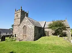 La nef du XIIe&nbsp;siècle, la tour du XIIIe&nbsp;siècle et le cimetière sur un site de l'âge du bronze.