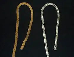 Réaliser deux ganses tournées dans le même sens