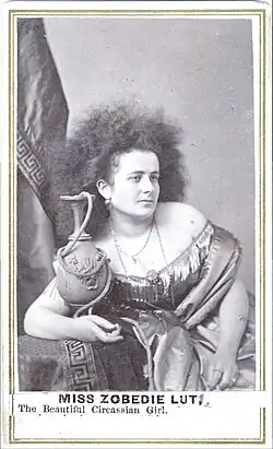 photographie, femme aux cheveux crépus assise.