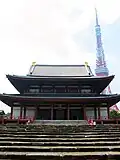 Temple Zōjō-ji avec la Tour de Tokyo en arrière-plan.