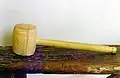 Simple maillet de tonnelier, tout en bois blanc, à tête gravée en forme de petit tonneau (résonateur auquel serait associé ce percuteur). Instrument sonore gazouillant de la tradition basque, collection JMBA, Oiartzun.