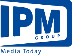 Logo IPM Group, régie press et multimédia. Blanc sur fond bleu.