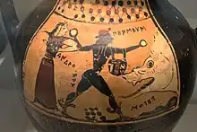 Vase à décor noir présentant un jeune homme (Persée) s'interposant entre un monstre marin et une jeune femme. Persée tient des pierre en main pour lapider le monstre.