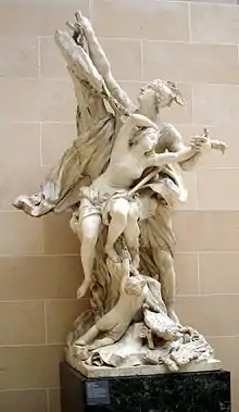 Groupe de trois personnages de marbre blanc tel que décrit dans la citation