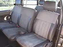 Photographie prise à l’intérieur d'une voiture, des sièges.