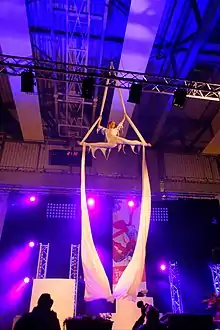 Photographie d’une circassienne suspendue entre deux tissus.