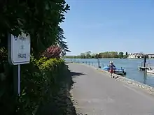 Panneau chemin de halage et voie le long d'un fleuve.