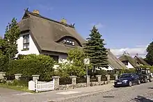 Maisons traditionnelles avec toit de chaume de roseau en Mecklembourg-Poméranie-Occidentale