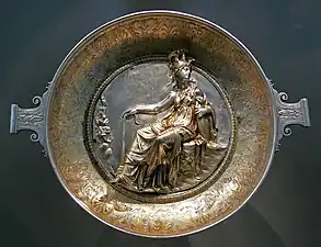 Coupe à l'emblema hellénistique d'Athéna, 150-100 AEC. (Coupe: 30-1 AEC, d'un service de table romain). Trésor d'Hildesheim. Altes Museum, Berlin.