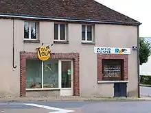 Photographie d'un bâtiment où est écrit auto-école.