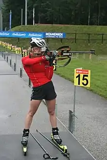 Photographie d'une femme visant à l'arme à feu.
