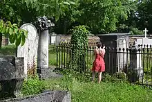 Une promeneuse taphophile au cimetière de Loyasse.