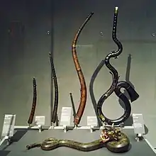 Photographie de flutiaux un peu courbés.