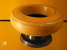 Photographie d’un vase à rebord refermé vers l’intérieur.