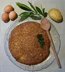 Photographie d'une galette jaune et marron.