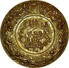 Photographie d'une plaque en cuivre jaune.