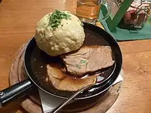 Sens 1 de deftig : nourriture consistante dans une poêle : rôti avec un knödel et de la sauce.