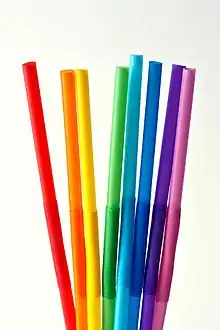 Huit pailles à boire de différentes couleurs.