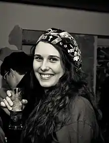 Photographie en noir et blanc d'une jeune fille souriante.